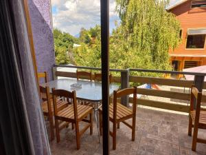 d'une terrasse avec une table et des chaises sur un balcon. dans l'établissement Hostal, à Villarrica