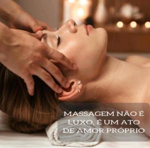 Eine Frau bekommt eine Massage von einem Therapeuten. in der Unterkunft Hostel Trilhas e Rotas - a 150m da Avenida Paulista in São Paulo
