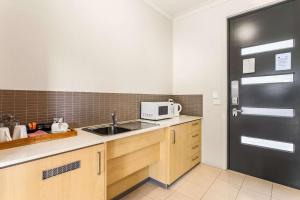 Kuchyň nebo kuchyňský kout v ubytování Quality Hotel Point Cook