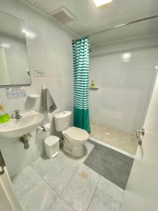 a bathroom with a toilet and a sink and a shower at Alojamientos Neca in San Andrés