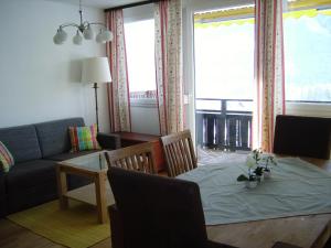 salon ze stołem i kanapą w obiekcie Alpencottage Bad Aussee w mieście Bad Aussee