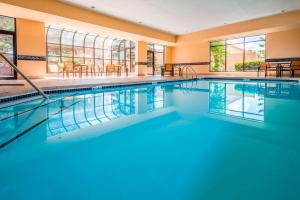 a large swimming pool in a hotel room at Sonesta Select Kansas City South Overland Park in Kansas City