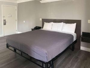 Motel 6 Glendale CA Pasadena Burbank Los Angeles客房内的一张或多张床位