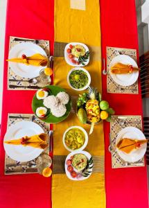 una mesa con platos y tazones de comida. en Kathircholai, en Trincomalee