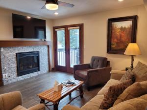 - un salon avec un canapé et une cheminée dans l'établissement Mountainside D177, à Frisco