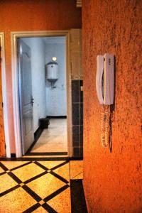 um telefone pendurado numa parede num corredor em Appartement Afgo Ouarzazate em Ouarzazate
