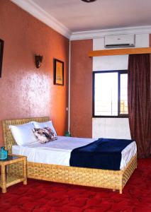 een slaapkamer met een bed en een raam bij Appartement Afgo Ouarzazate in Ouarzazate