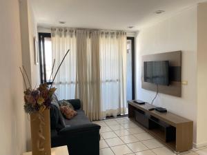 馬塞約的住宿－Apartamento Orla Pajuçara，带沙发和平面电视的客厅