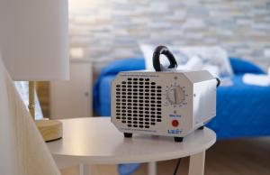 a radio sitting on a table next to a bed at Porto d'aMare - Rooms in Porto Recanati