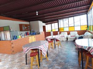 Un restaurante con mesas y taburetes en una habitación. en Dream House B&B, en Huaraz