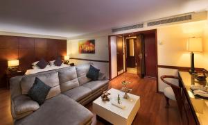 ein Wohnzimmer mit einem Sofa und einem Bett in der Unterkunft Nile Cruise 3 & 4 & 7 Nights included abo Simbel tour in Luxor