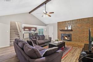 A seating area at cozy house Saginaw TX 3BR 2BA Sleeps 10 just 12 minutes downtown fort worth