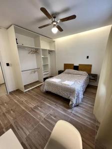 1 dormitorio con 1 cama y ventilador de techo en Casa R43 en Godoy Cruz