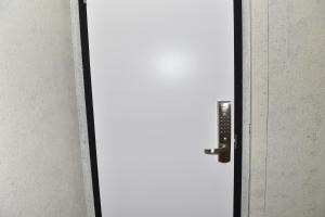 una puerta blanca con mango de plata en una habitación en Motel inn Minami Otaru / Vacation STAY 50444, en Otaru
