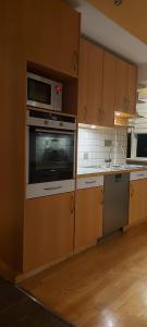una cucina con piano cottura e forno a microonde di Great apartment for families a Garðabær