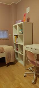 1 dormitorio con escritorio y estante de libros en Great apartment for families en Garðabær