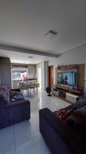Sala de estar con 2 sofás y TV en Aluguel Show Rural 2024 - mínimo 4 diárias, en Cascavel