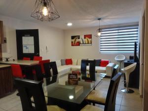 a living room with a glass table and a couch at Departamento - Roof Garden - Elevador - 5 min centro in Pátzcuaro