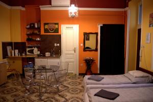 sala de estar con mesa de cristal y cocina en Astoria Centrum Studio Apartment, en Budapest