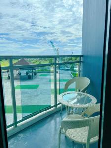 GBU's Studio with Balcony at Azure North Pampanga的阳台或露台