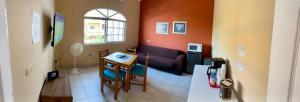 ein Wohnzimmer mit einem Sofa und einem Tisch in der Unterkunft Casa Pavlova in Puerto Vallarta
