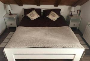 ein weißes Bett mit zwei Nachttischen und zwei Lampen in der Unterkunft Holiday house with a parking space Fuzine, Gorski kotar - 20330 in Fužine