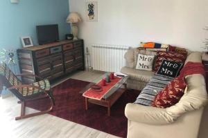 ein Wohnzimmer mit einer Couch und einem Couchtisch in der Unterkunft Holiday house with a parking space Fuzine, Gorski kotar - 20332 in Fužine