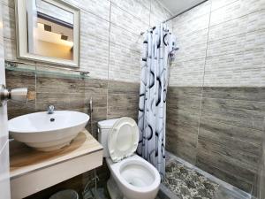 uma casa de banho com um WC e um lavatório em New Kong's Hotel em Olongapo