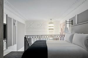 1 dormitorio con 1 cama con colcha en blanco y negro en The Royce, en Melbourne
