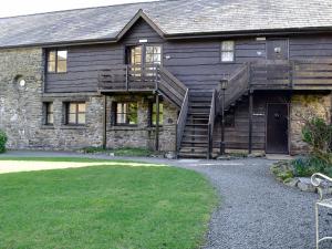 uma grande casa de madeira com uma escada e um quintal em Robins Retreat - Uk6548 em Llanfihangel-Bryn-Pabuan
