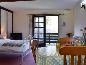 - une chambre avec une table, un lit et une fenêtre dans l'établissement Robins Retreat - Uk6548, à Llanfihangel-Bryn-Pabuan