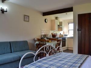 - un salon avec un canapé, une table et des chaises dans l'établissement Robins Retreat - Uk6548, à Llanfihangel-Bryn-Pabuan