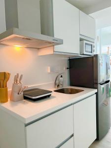 GBU's Studio with Balcony at Azure North Pampanga的厨房或小厨房