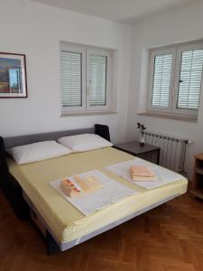 Ένα ή περισσότερα κρεβάτια σε δωμάτιο στο Apartments by the sea Jakisnica, Pag - 10428