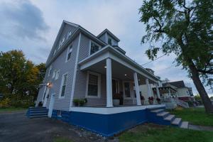 uma casa com tinta azul na frente em Modern, Luxury 2 Bedroom Apt in Prime Location em Schenectady