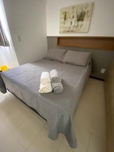 1 dormitorio con 1 cama con toallas en Studio charmoso e aconchegante, en Brasilia