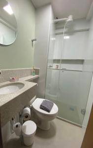 ブラジリアにあるStudio charmoso e aconcheganteのバスルーム(シャワー、トイレ、シンク付)