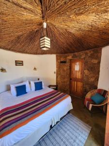 En eller flere senge i et værelse på Masairi