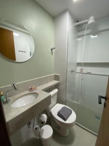 y baño con aseo, lavabo y ducha. en Studio charmoso e aconchegante, en Brasilia