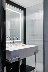 uma casa de banho com um lavatório e um espelho em The Royce em Melbourne