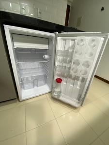 ブラジリアにあるStudio charmoso e aconcheganteの空の冷蔵庫(キッチン内のドア開閉可)