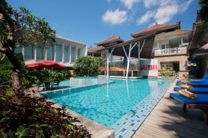 uma piscina em frente a um hotel em The Lerina Hotel Nusa Dua em Nusa Dua