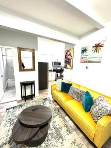 uma sala de estar com um sofá amarelo e uma mesa em Newly 5 Star 3 Beds 1 Bath ideal Short term rental em Schenectady