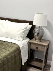 uma cama com uma mesa com um candeeiro em Newly 5 Star 3 Beds 1 Bath ideal Short term rental em Schenectady