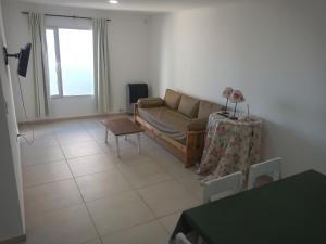 sala de estar con sofá y mesa en El Serrano 2 en Tandil