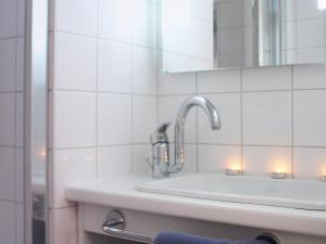 biała łazienka z umywalką i lustrem w obiekcie Cottage in Bitche with Heated Pool w mieście Bitche