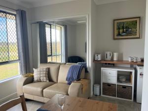 uma sala de estar com um sofá e uma mesa em Freyjas Guest Suite em Curra