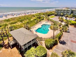 ein Luftblick auf ein Resort mit Pool und Strand in der Unterkunft Palm Paradise in Isle of Palms