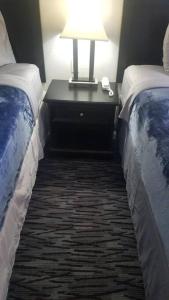 Cama ou camas em um quarto em OSU 2 Queen Beds Hotel Room 135 Booking