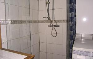 HamnedaにあるAmazing Home In Hamneda With 3 Bedroomsのバスルーム(ガラスドア付きのシャワー付)